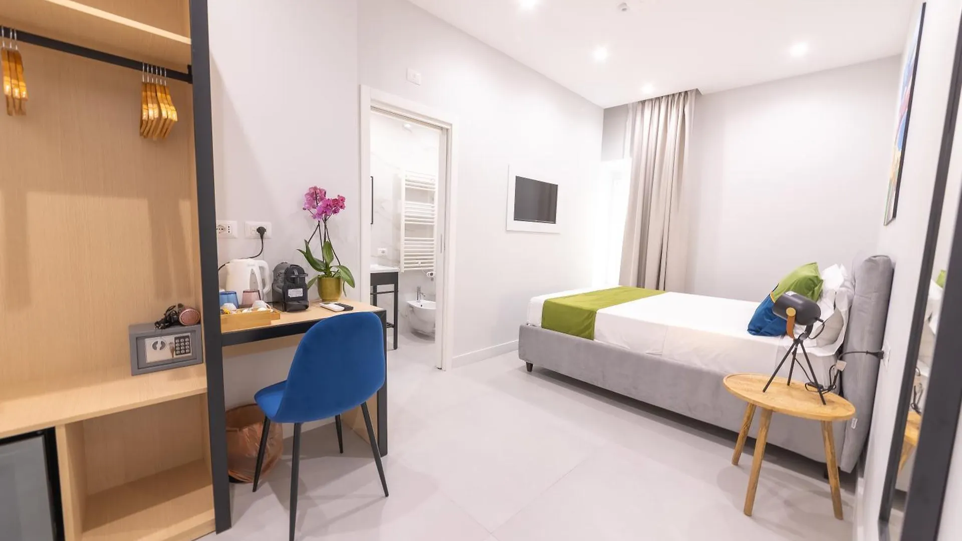 The Ease Bed & Breakfast Naples Italy