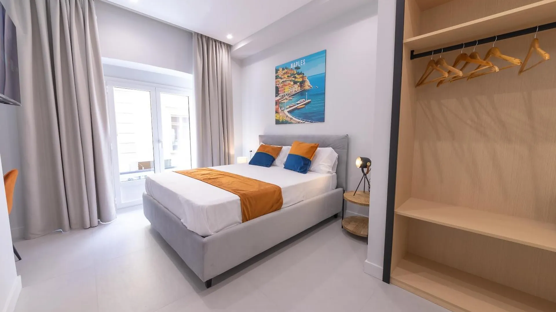 The Ease Bed & Breakfast Naples Italy